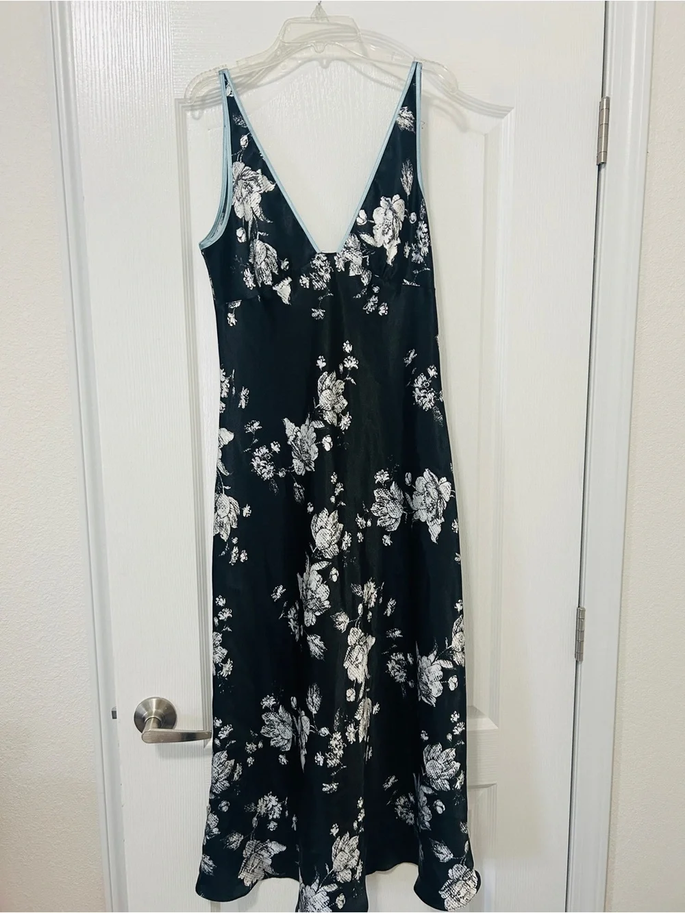 Jones New York Black Floral V-Neck Chemise